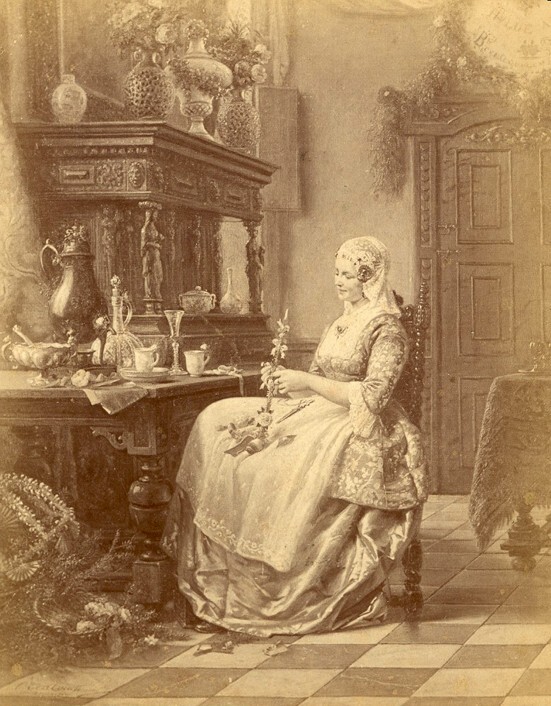 Dame in antiek gemeubileerd interieur (foto van schilderij van Otto Eerelman, uit album)